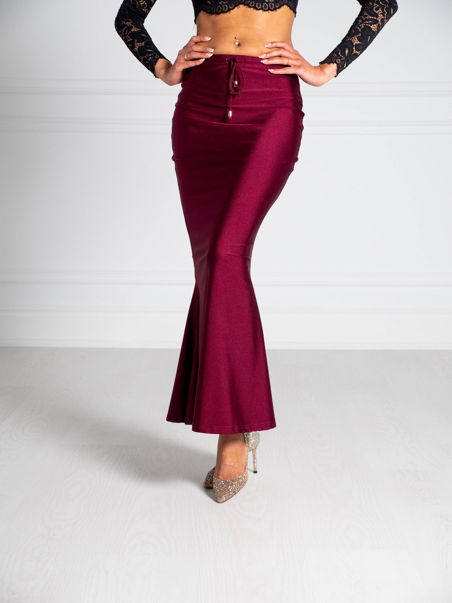 Pinot Noir Saree Silhouette™ petticoat with a high waist and mermaid-style flare, designed to smooth the body and support any saree drape. Ideal underskirt for pleating, tucking and styling.