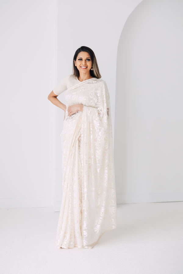 TiaBhuva.com - ⁣ Gorgeous @thiva_mua bride wearing our Saree Silhouette for  shape and comfort on her big day! 🤩💫 ⁣ ⁣ MUAH: @thiva_mua⁣ Saree  @vacollections ⁣ Bangles @shajeescollection ⁣ Blouse @tailoringkirijaswiss ⁣
