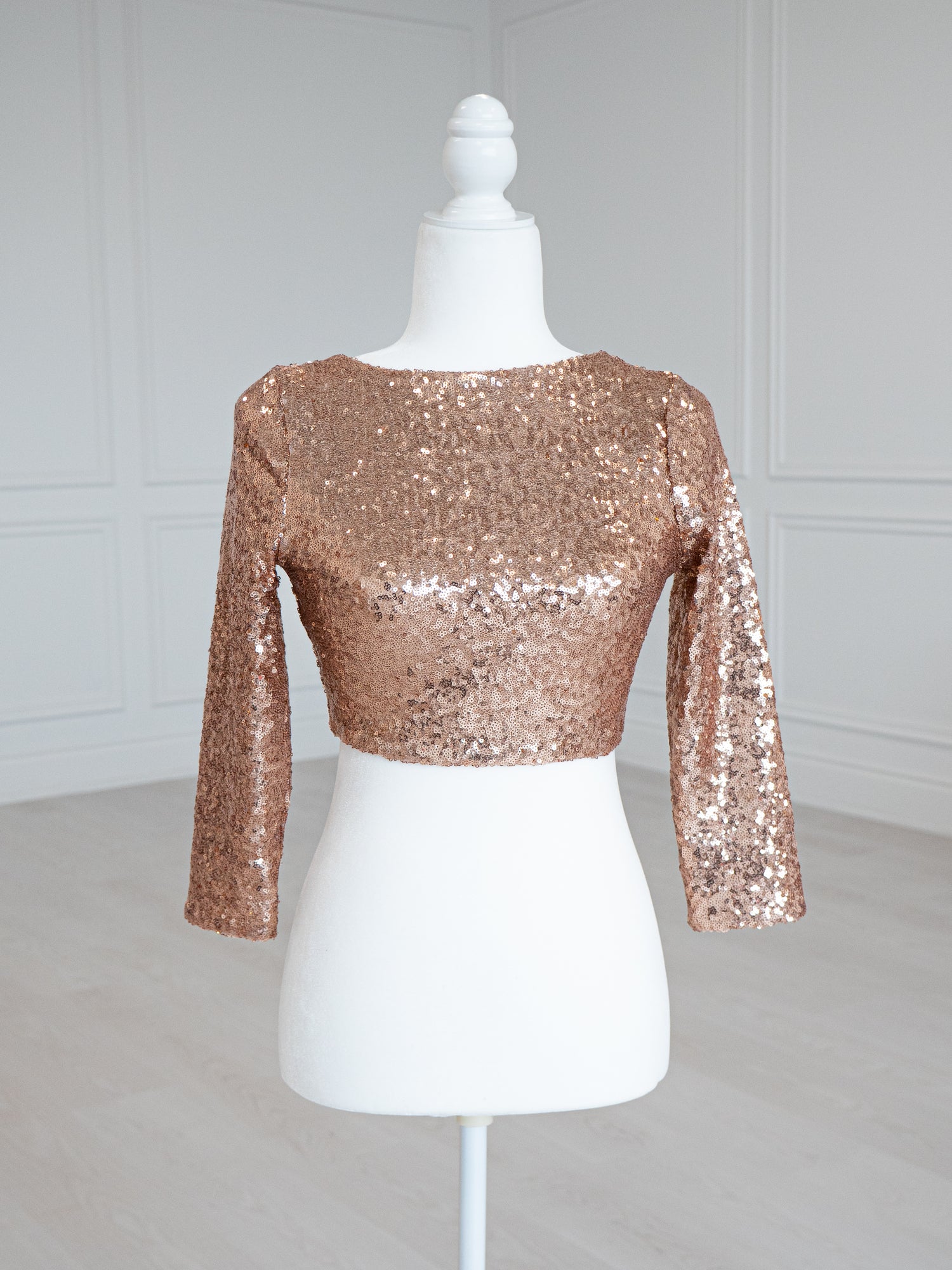 Rose Gold Sequin Blouse with a scoop neckline, sleeveless design and stretch lining for a close fit. Fully finished and ready to wear with sarees, lehengas or skirts.

Saree Blouse | Wedding Saree Blouse | Sari Blouse | Saree Blouse Design | Readymade saree blouse | Designer Blouse